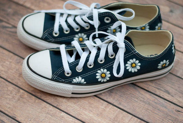 Hand Painted Daisy Low Top Converse