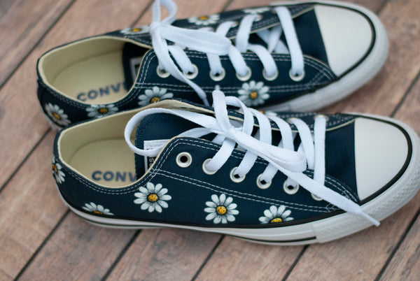 Hand Painted Daisy Low Top Converse