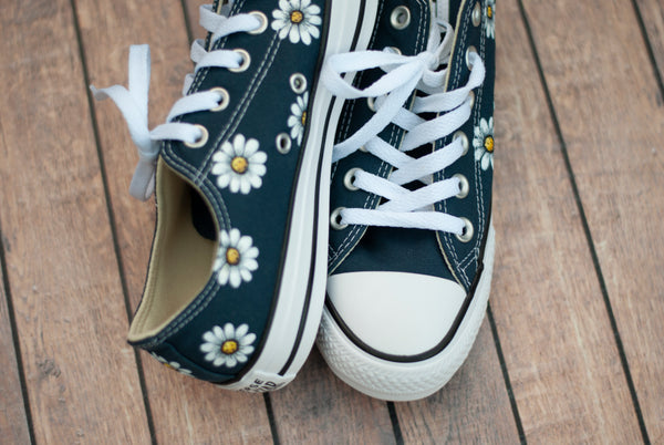 Hand Painted Daisy Low Top Converse