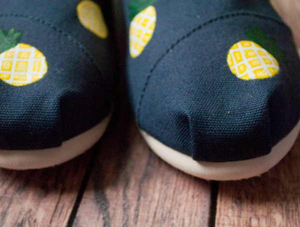 Hand Painted Pineapple Scattered Toms