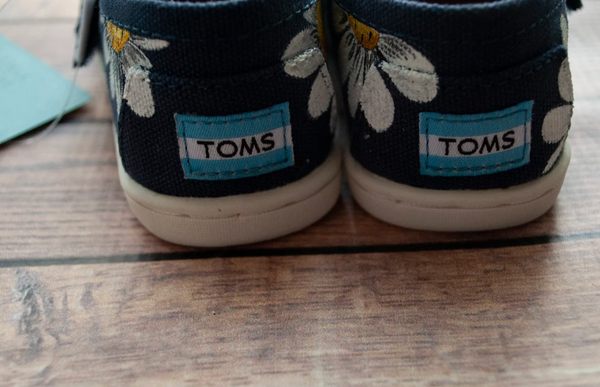 Hand Painted Daisy Toms