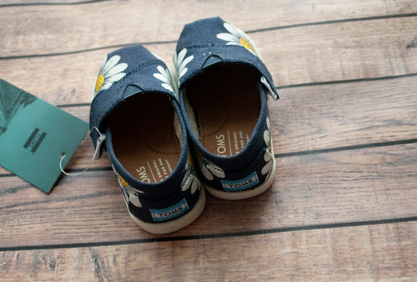 Hand Painted Daisy Toms