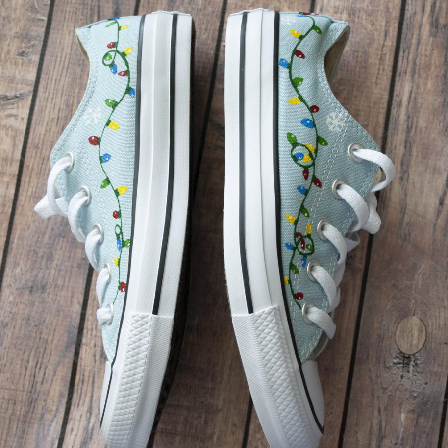 Hane Skinnende Jeg regner med Christmas Light Converse | Hand Painted Converse – With love, Paint
