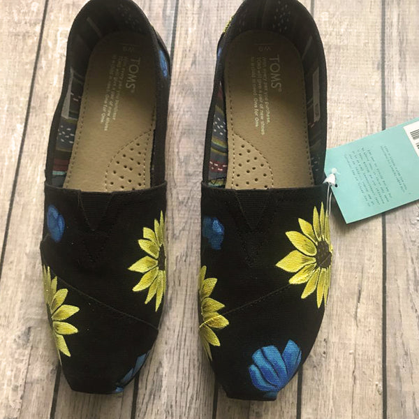 Sunflower Toms With a Pop of Blue