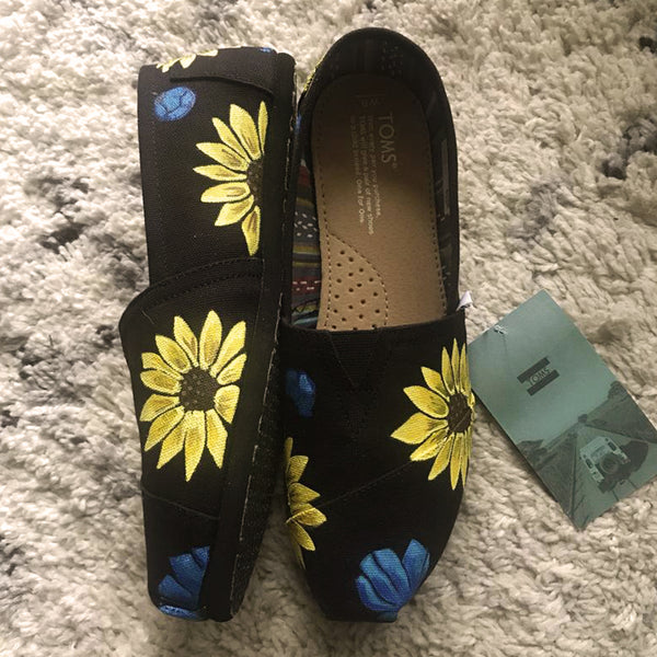 Sunflower Toms With a Pop of Blue