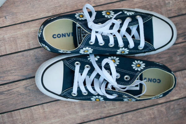 Hand Painted Daisy Low Top Converse