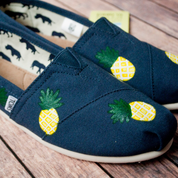 Hand Painted Pineapple Scattered Toms