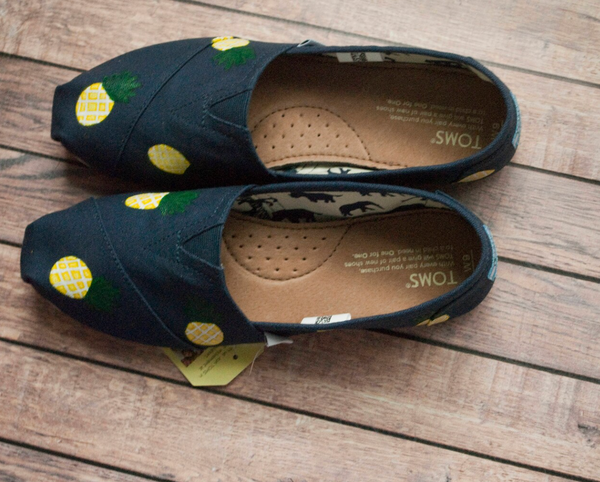 Hand Painted Pineapple Scattered Toms