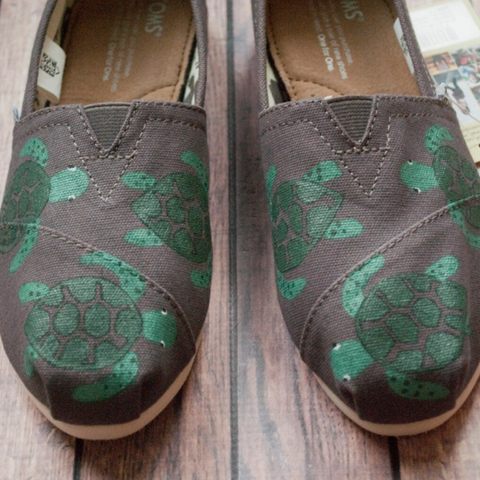 Pin by ♡.E.L.B.♡ on Wardrobe  Hand painted toms, Painted toms